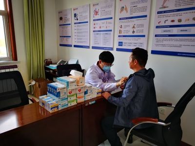 長城鉆探心系員工健康 沙漠“紅衣人”迎來暖心“白衣人”